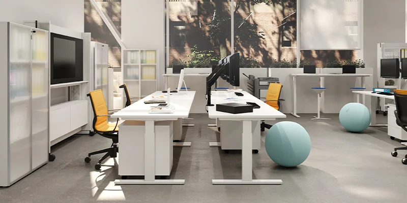 Ufficio ergonomico con scrivanie regolabili