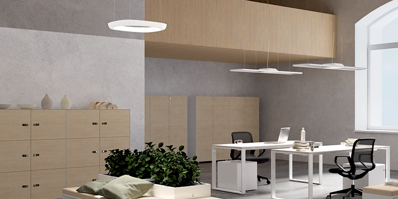 Spazio coworking con soluzione di illuminazione a sospensione