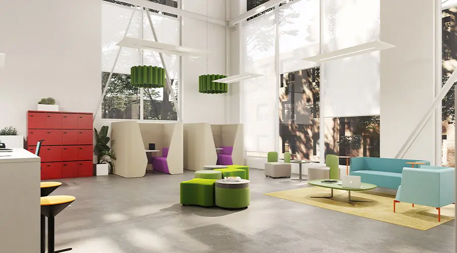 Area relax ufficio con lampadari e divanetti in materiale fonoassorbente
