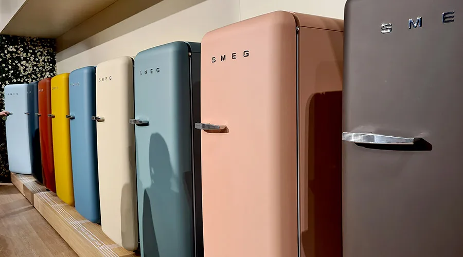 Esposizione di frigoriferi smeg al salone del mobile 2024