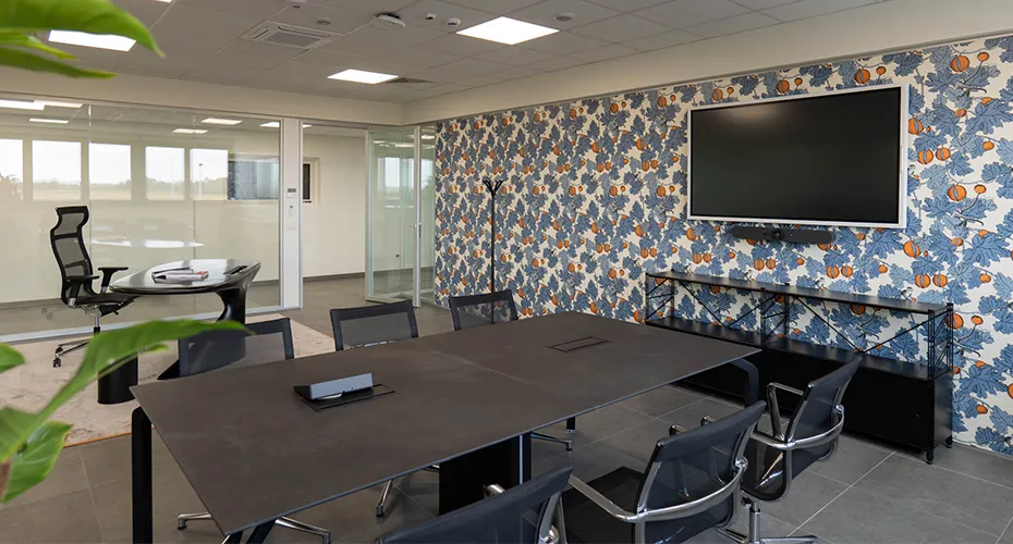 Ufficio direzionale con parete attrezzata per videoconferenze