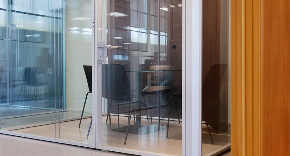 Esterno phone booth