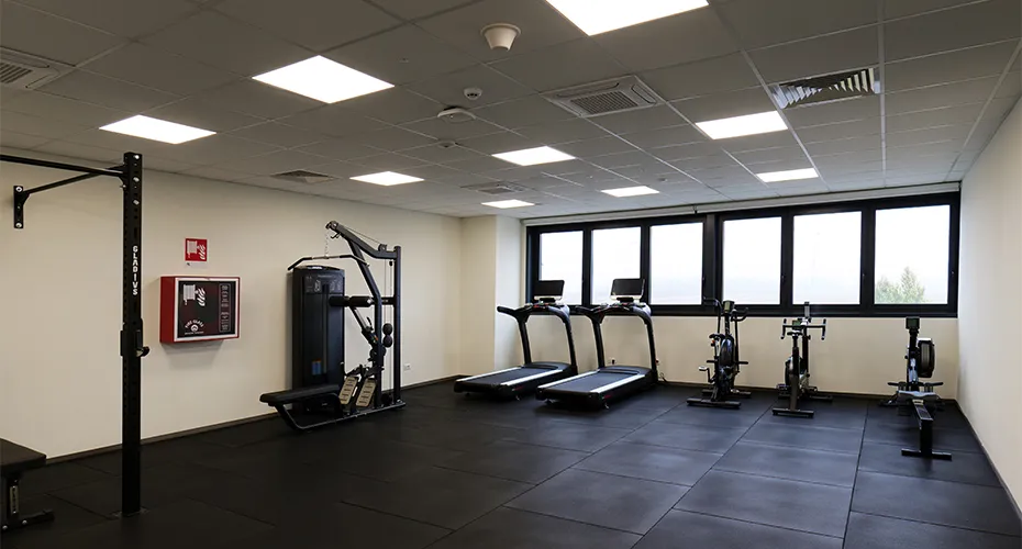 Palestra aziendale con area cardio e forza: progetto wellness per ambienti di lavoro