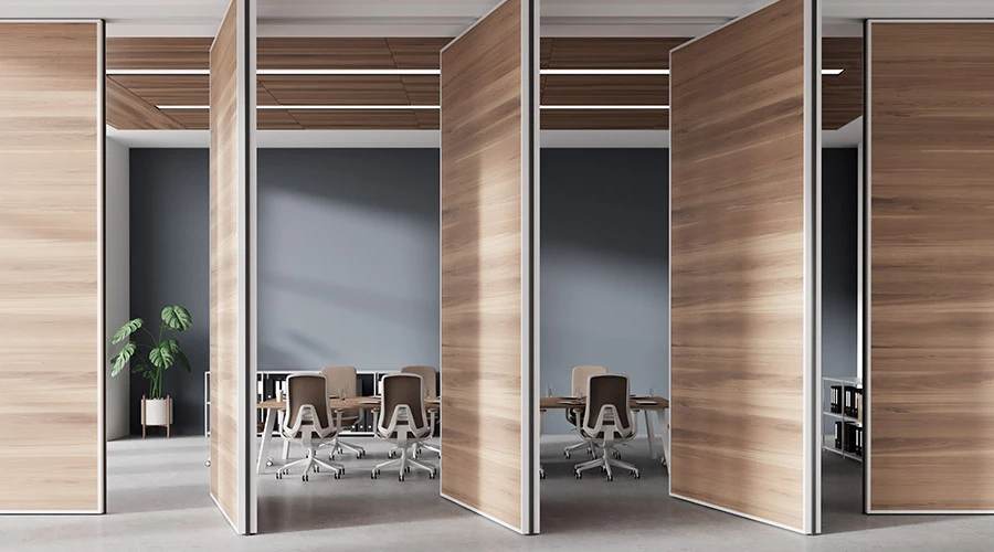 Pareti modulari scorrevoli effetto legno per uffici flessibili e ambienti di lavoro dinamici