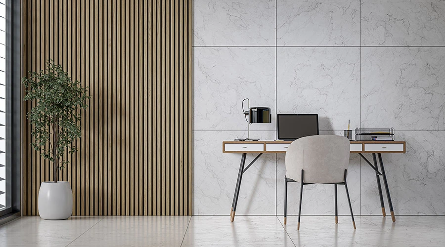 Postazione ufficio moderna con rivestimenti effetto marmo e parete a doghe in legno