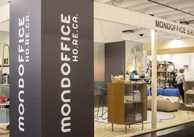 Stand Mondoffice Ho.Re.Ca. alla fiera Hospitality di Riva del Garda con soluzioni di arredo per il settore hotellerie e ristorazione