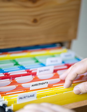 Cartelle sospese colorate con etichette per l’organizzazione e la classificazione dei documenti aziendali